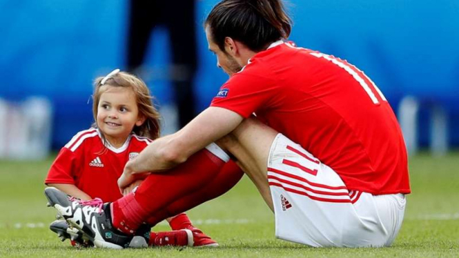 Pemain Wales, Gareth Bale, bersama putrinya di Piala Eropa 2016