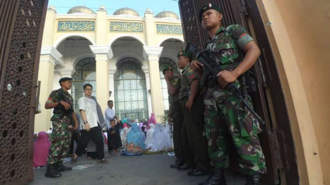 Prajurit TNI bersenjata lengkap menjaga penyelenggaraan ibadah salat Idulfitri di masjid-masjid di Kota Palembang, Sumatera Selatan, pada Rabu, 6 Juli 2016.