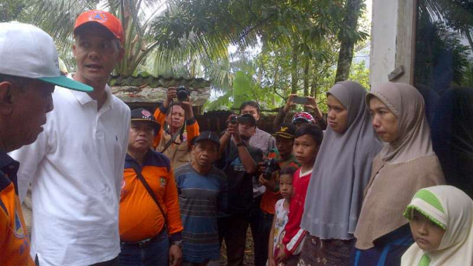 Gubernur Jawa Tengah, Ganjar Pranowo, bersama korban bencana longsor di Desa Karangrejo, Kecamatan Loano, Purworejo.