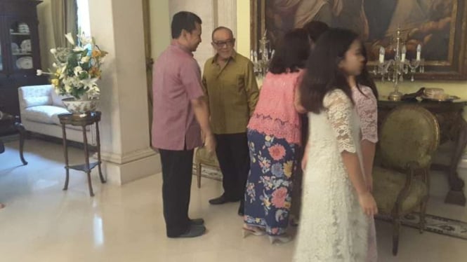 Ketua Dewan Pembina Partai Golkar Aburizal Bakrie (ARB) gelar open house.