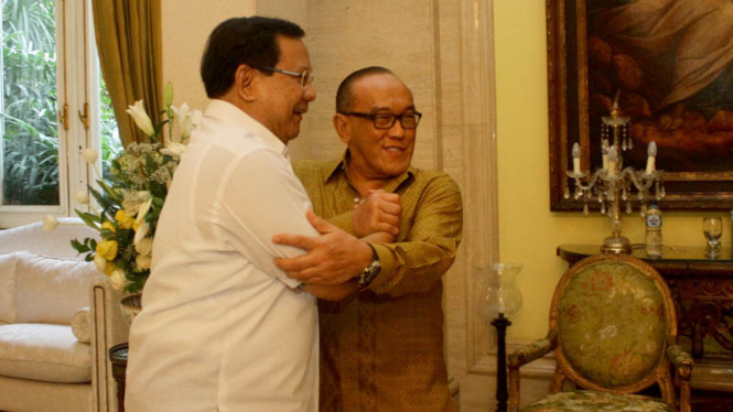 Ketua Umum Partai Gerindra Prabowo Subianto saat mengunjungi Ketua Dewan Pembina Golkar Aburizal Bakrie. 