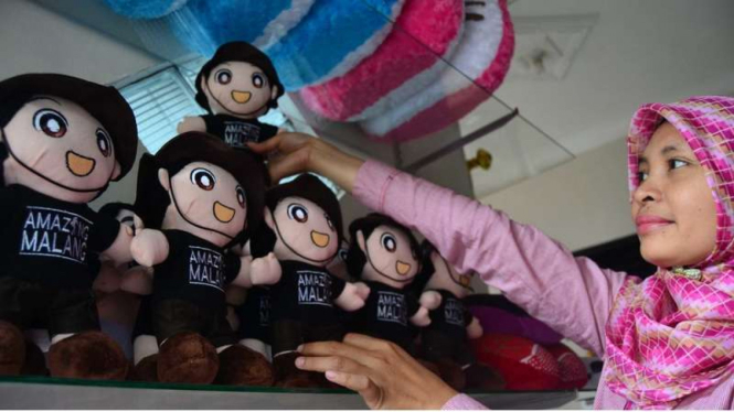 Boneka Lek Min, asal Kota Malang Jawa Timur. Boneka menjadi oleh-oleh khas Kota Malang bagi setiap orang yang berkunjung ke daerah ini, Rabu (6/7/2016)
