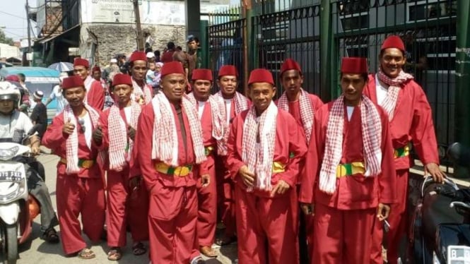 Sejumlah orang berseragam si Pitung di Stasiun Citayam, Depok, beberapa waktu lalu.