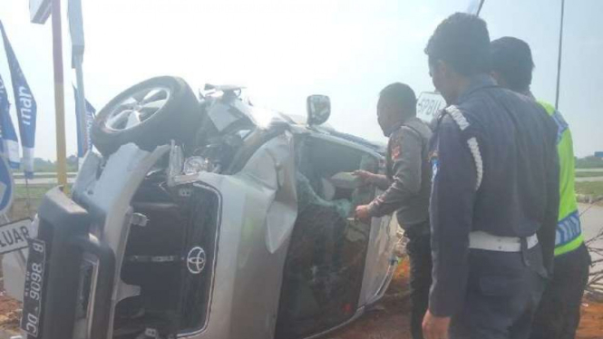 Toyota Rush terguling di Tol Cipali.