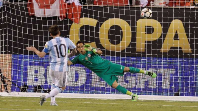 Momen saat Lionel Messi gagal mengeksekusi penalti di final Copa America 