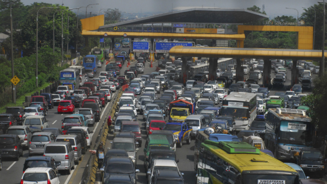  Antrean sejumlah kendaraan pada pintu keluar Gerbang Tol Cileunyi, Kabupaten Bandung, Jawa Barat, Kamis (7/6/2016). 