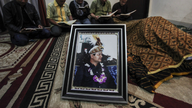 Sejumlah kerabat membacakan Alquran di depan jenazah Ketua KPU Husni Kamil Manik di rumah duka di Jakarta, Kamis (7/7/2016)