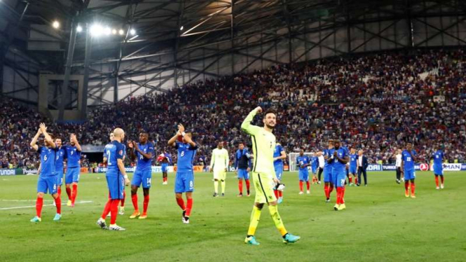 Para pemain Prancis merayakan kelolosan ke final Piala Eropa 2016.