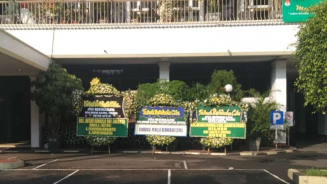 Karangan bunga untuk Husni Kamil Manik di Kantor KPU, Menteng, Jakarta.