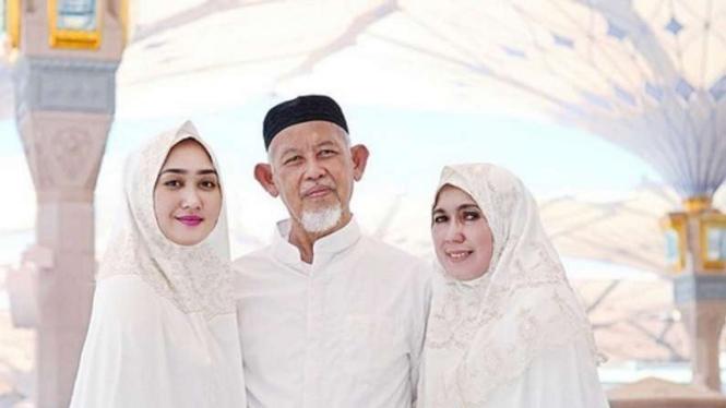 Dian Pelangi dan orangtua di Madinah