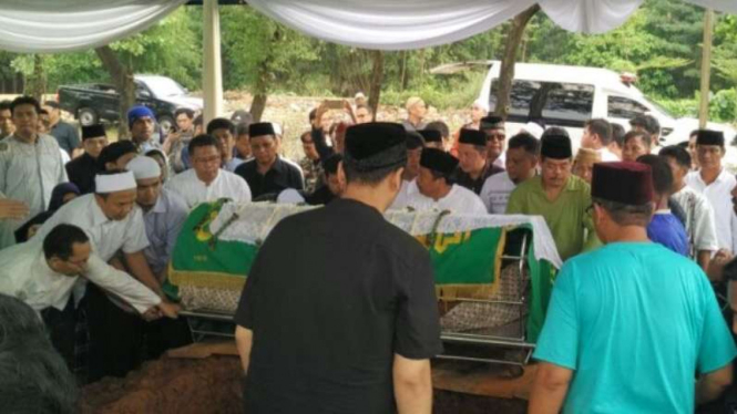 Ketua KPU, Husni Kamil Manik, dimakamkan di TPU Jeruk Purut, Jakarta Selatan.