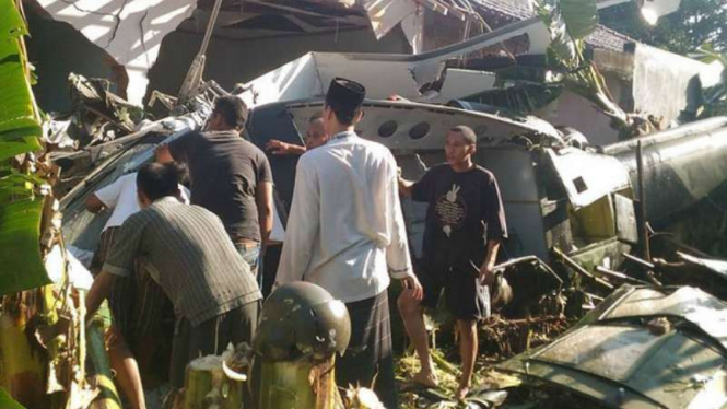 Helikopter TNI AD jatuh di Komang, Kalasan, Sleman, Yogyakarta, Jumat 8 Juli 2016.