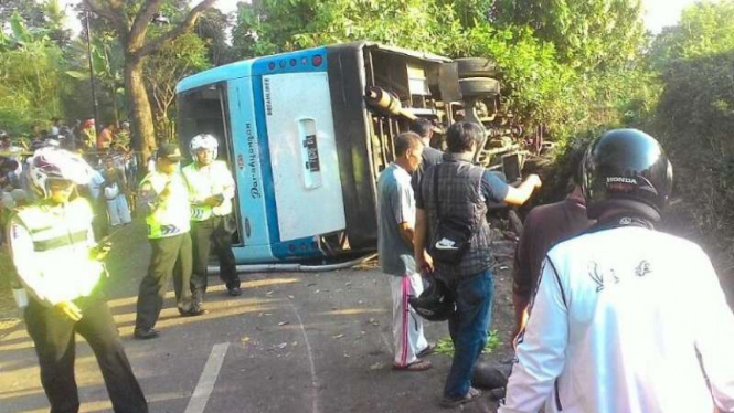 Bus Pariwisata terguling.