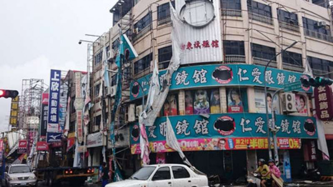 Poster dan spanduk yang berantakan setelah serangan badai di Taiwan, 8 Juli 2016