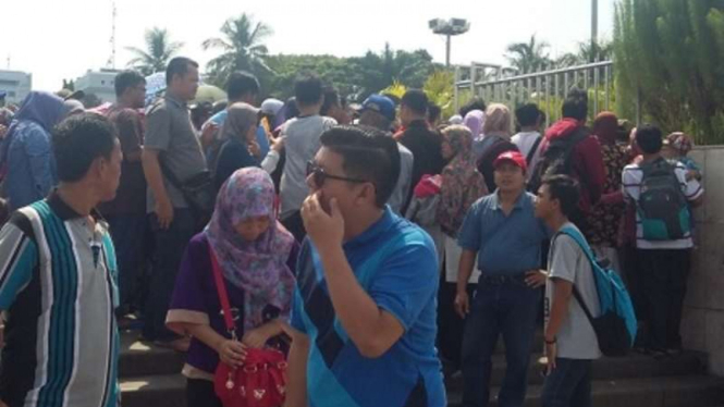 Antrean pengunjung di depan loket Monas