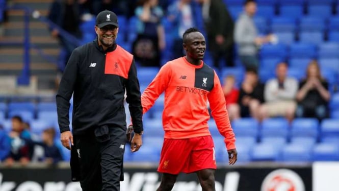 Manajer Liverpool, Juergen Klopp, bersama Sadio Mane (kanan)