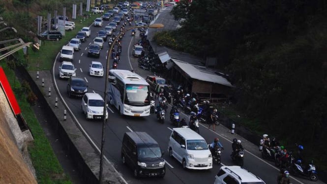 Ilustrasi arus balik di Jalan Lingkar Nagreg di Kabupaten Bandung, Jawa Barat.