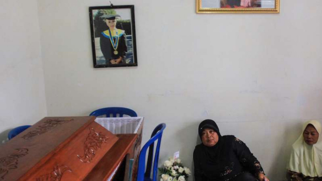 Peti jenazah Fransisca Nila Agustin (24). Dia satu-satunya korban sipil dari kecelakaan Helikopter milik TNI AD yang jatuh di Dusun Kowang RT 1 RW 1 Desa Taman Martani, Kalasan, Sleman, DI Yogyakarta, 8 Juli 2016.