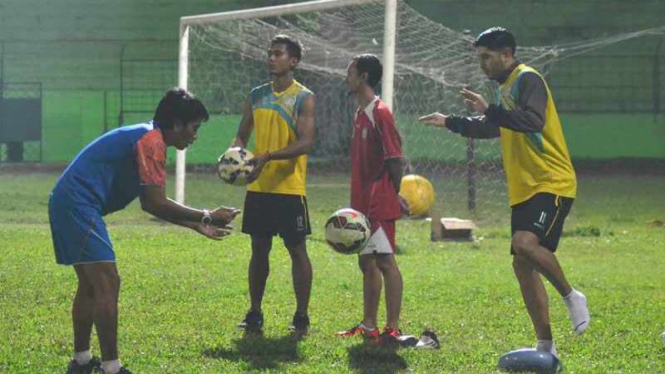 Pemain Arema Cronus, Hendro Siswanto dan Esteban Vizcarra sedang berlatih