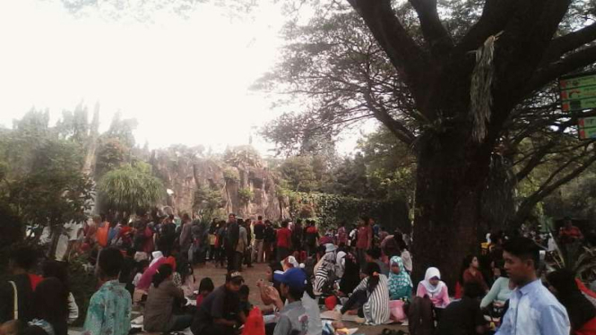 Keramaian pengunjung di Taman Margasatwa Ragunan, Jakarta, Minggu, 10 Juli 2016.