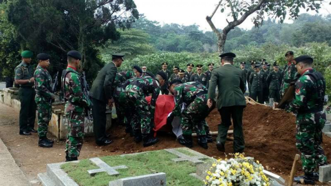 Pemakaman Serda Yogi Risci Sirait, korban tewas kecelakaan helikopter di Yogyakarta, Minggu, 10 Juli 2016.