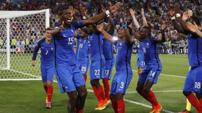 Para pemain Timnas Prancis merayakan kemenangan