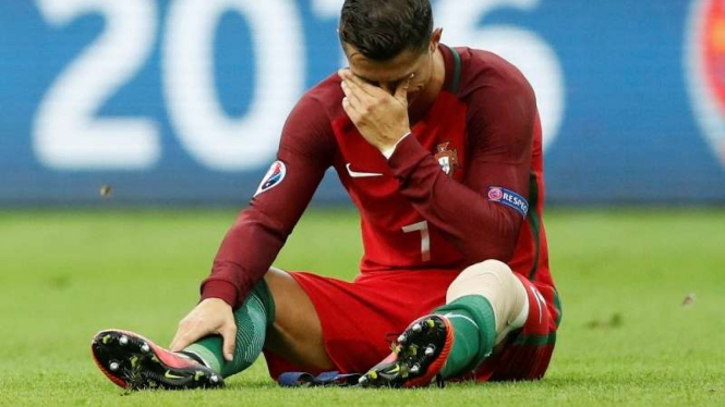 Pemain Portugal, Cristiano Ronaldo, alami cedera di final Piala Eropa 2016