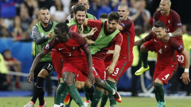 Para pemain Timnas Portugal merayakan gol Eder (depan)