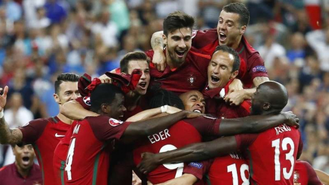 Para pemain Timnas Portugal merayakan gelar juara Piala Eropa 2016