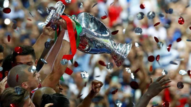 Pemain belakang Timnas Portugal, Pepe, mengangkat trofi Piala Eropa 