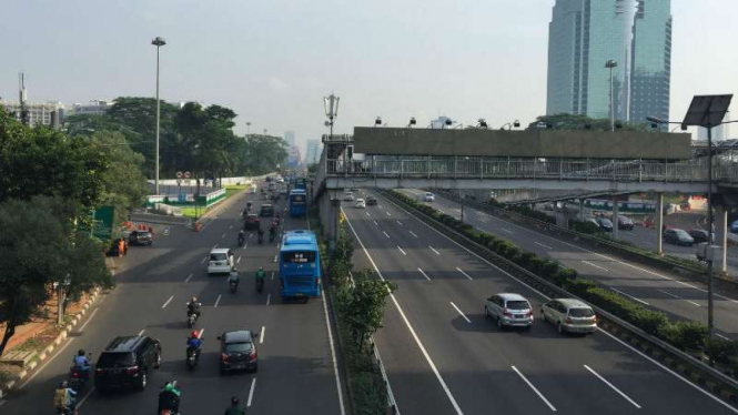 Kondisi lalu lintas di kawasan Jalan Jenderal Sudirman, Jakarta.