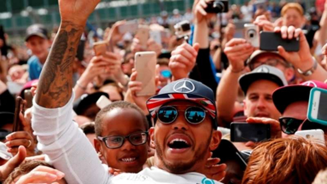 Pembalap Mercedes, Lewis Hamilton rayakan kemenangan bersama fans