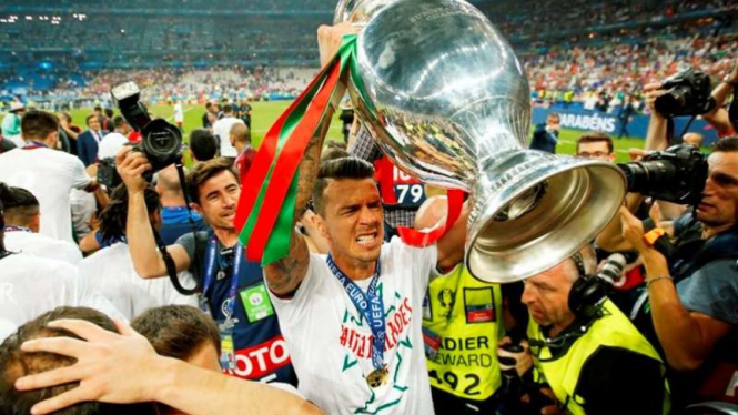 Bek Portugal, Jose Fonte rayakan gelar Piala Eropa 2016