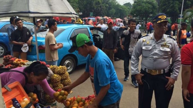 Para pendatang Jakarta masuk melalui Terminal Kampung Rambutan.