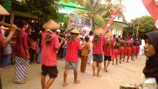 Pemuda Desa Negeri Lima yang turut aktif dalam karnaval lebaran. (Dok. Reva Salong/Sahabat Penulis)