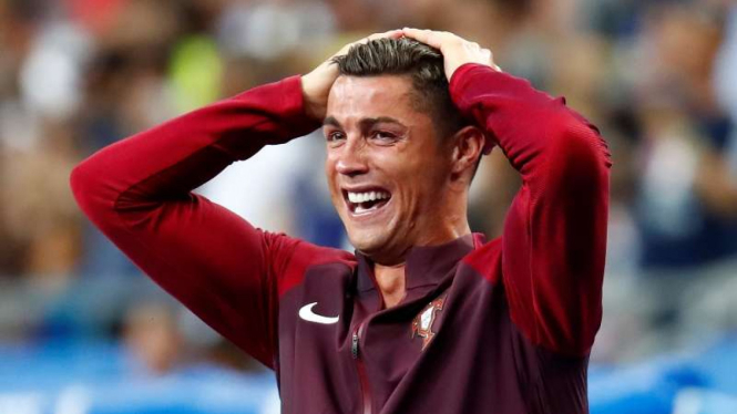 Pemain Portugal, Cristiano Ronaldo, saat lihat Eder cetak di final Piala Eropa