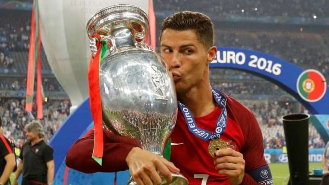 Pemain Portugal, Cristiano Ronaldo, dengan trofi Piala Eropa