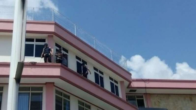 Polisi sisir Rumah Sakit Myria, Palembang, Senin (11/7/2016).