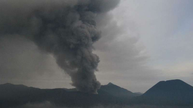 Erupsi Gunung Bromo pada Desember 2015.