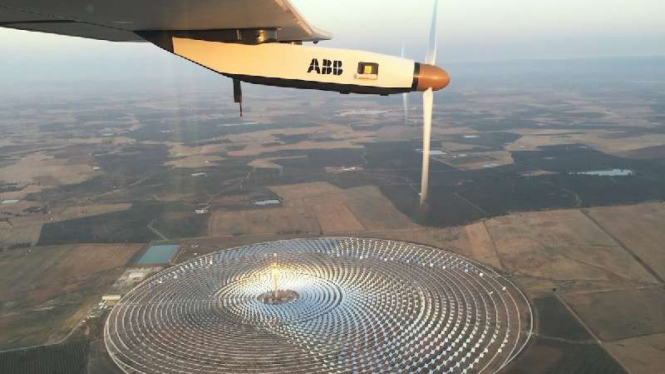 Solar Impulse 2 terbang di atas fasilitas panel surya