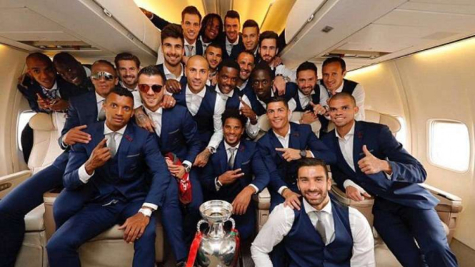 Pemain Portugal berfoto di dalam pesawat