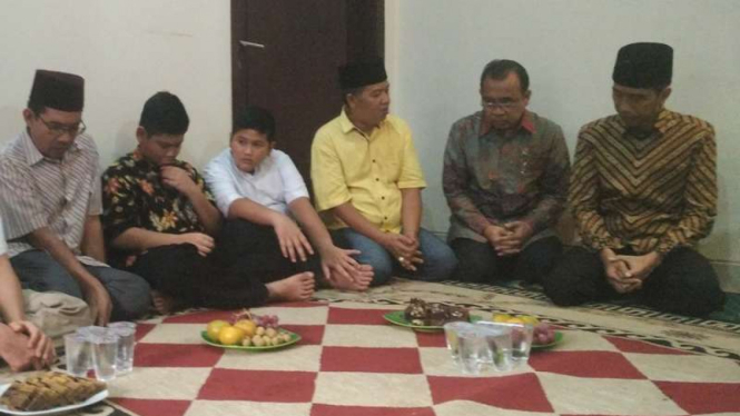 Jokowi di rumah Almarhum Husni Kamil Manik