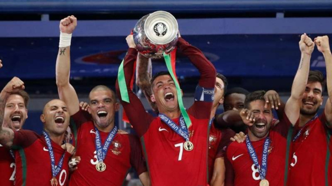 Kapten Portugal, Cristiano Ronaldo, angkat trofi Piala Eropa 2016 