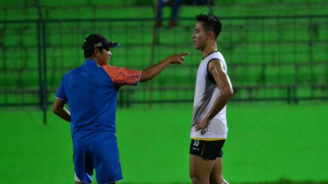 Ryuji Utomo (kanan) menerima pengarahan dari asisten pelatih Arema, Joko Susilo