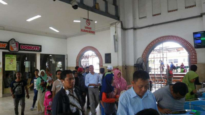 Suasana di Stasiun Jatinegara, Jakarta Timur.