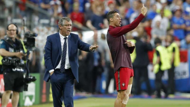 Cristiano Ronaldo ikut memberikan instruksi kepada rekan satu timnya