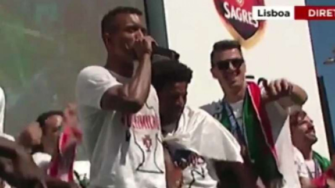 Aksi 'beatbox' Nani dalam konvoi perayaan Portugal menjuarai Piala Eropa