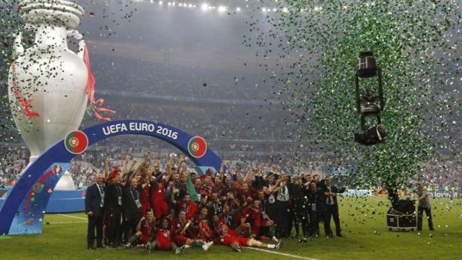 Selebrasi Tim Nasional Portugal Usai Menjuarai Piala Eropa 2016