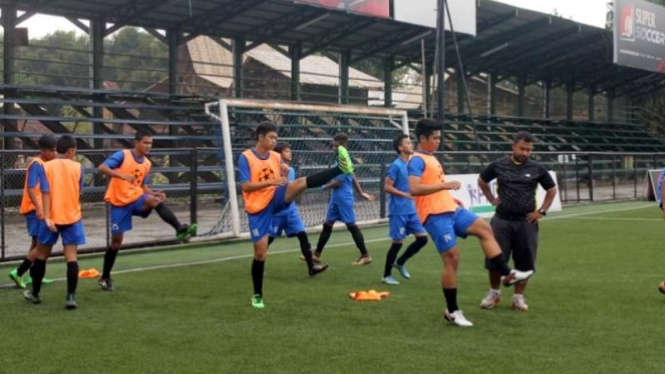 Para pemain SSB Garuda Keadilan FC sedang berlatih.