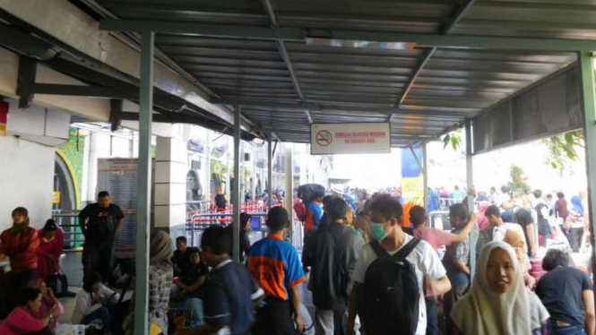 Suasa arus balik Lebaran di Stasiun Pasar Senen, Jakarta Pusat.